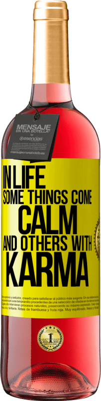 29,95 € Бесплатная доставка | Розовое вино Издание ROSÉ В жизни одни вещи приходят спокойно, а другие - с кармой Желтая этикетка. Настраиваемая этикетка Молодое вино Урожай 2025 Tempranillo