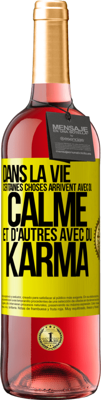 Envoi gratuit | Vin rosé Édition ROSÉ Dans la vie, certaines choses arrivent avec du calme et d'autres avec du karma Étiquette Jaune. Étiquette personnalisable Vin jeune Récolte 2023 Tempranillo