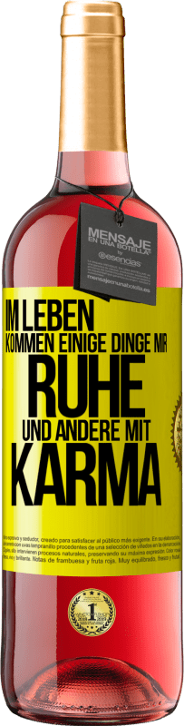 Kostenloser Versand | Roséwein ROSÉ Ausgabe Im Leben kommen einige Dinge mir Ruhe und andere mit Karma Gelbes Etikett. Anpassbares Etikett Junger Wein Ernte 2023 Tempranillo