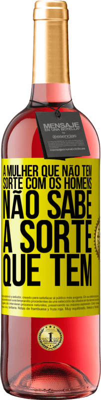 29,95 € Envio grátis | Vinho rosé Edição ROSÉ A mulher que não tem sorte com os homens não sabe a sorte que tem Etiqueta Amarela. Etiqueta personalizável Vinho jovem Colheita 2025 Tempranillo