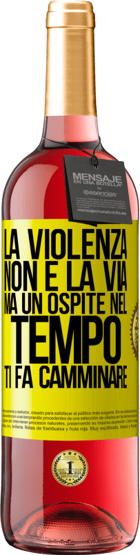 Spedizione Gratuita | Vino rosato Edizione ROSÉ La violenza non è la via, ma un ospite nel tempo ti fa camminare Etichetta Gialla. Etichetta personalizzabile Vino giovane Raccogliere 2023 Tempranillo