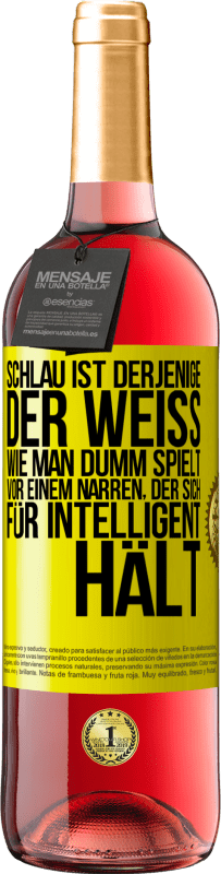 29,95 € | Roséwein ROSÉ Ausgabe Schlau ist derjenige, der weiß, wie man dumm spielt ... vor einem Narren, der sich für intelligent hält Gelbes Etikett. Anpassbares Etikett Junger Wein Ernte 2024 Tempranillo