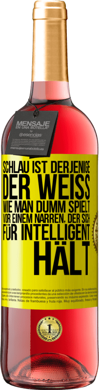 29,95 € Kostenloser Versand | Roséwein ROSÉ Ausgabe Schlau ist derjenige, der weiß, wie man dumm spielt ... vor einem Narren, der sich für intelligent hält Gelbes Etikett. Anpassbares Etikett Junger Wein Ernte 2025 Tempranillo