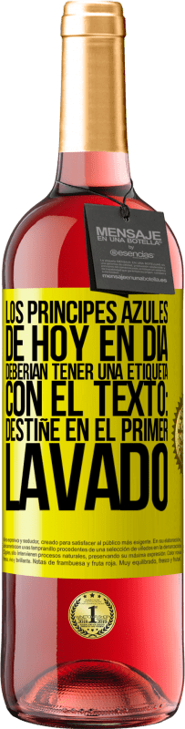 Envío gratis | Vino Rosado Edición ROSÉ Los príncipes azules de hoy en día deberían tener una etiqueta con el texto: Destiñe en el primer lavado Etiqueta Amarilla. Etiqueta personalizable Vino joven Cosecha 2023 Tempranillo