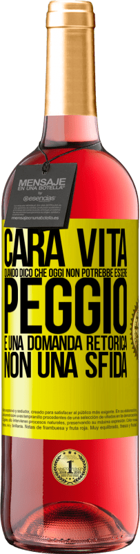 Spedizione Gratuita | Vino rosato Edizione ROSÉ Cara vita, quando dico che oggi non potrebbe essere peggio, è una domanda retorica, non una sfida Etichetta Gialla. Etichetta personalizzabile Vino giovane Raccogliere 2023 Tempranillo