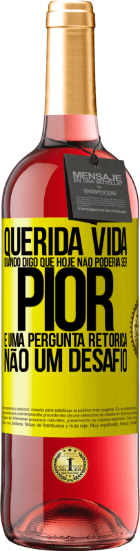 29,95 € Envio grátis | Vinho rosé Edição ROSÉ Querida vida, Quando digo que hoje não poderia ser pior, é uma pergunta retórica, não um desafio Etiqueta Amarela. Etiqueta personalizável Vinho jovem Colheita 2024 Tempranillo