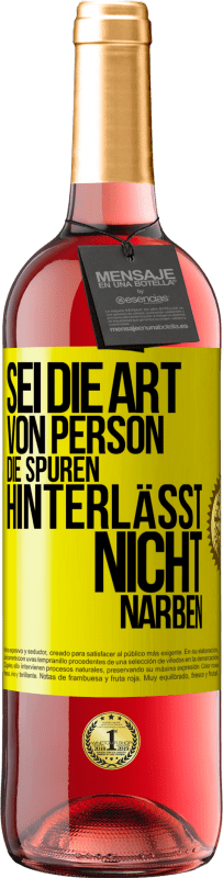 Kostenloser Versand | Roséwein ROSÉ Ausgabe Sei die Art von Person, die Spuren hinterlässt, nicht Narben Gelbes Etikett. Anpassbares Etikett Junger Wein Ernte 2023 Tempranillo