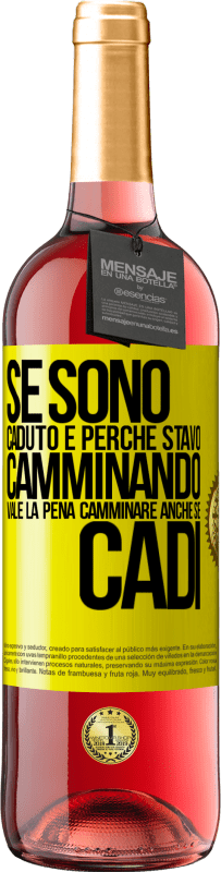 Spedizione Gratuita | Vino rosato Edizione ROSÉ Se sono caduto è perché stavo camminando. Vale la pena camminare anche se cadi Etichetta Gialla. Etichetta personalizzabile Vino giovane Raccogliere 2023 Tempranillo