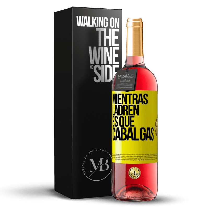 29,95 € Envío gratis | Vino Rosado Edición ROSÉ Mientras ladren es que cabalgas Etiqueta Amarilla. Etiqueta personalizable Vino joven Cosecha 2024 Tempranillo