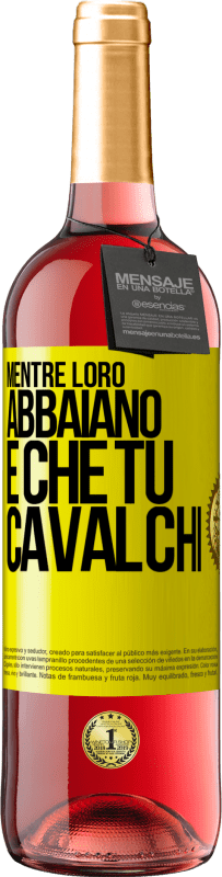 29,95 € Spedizione Gratuita | Vino rosato Edizione ROSÉ Mentre loro abbaiano è che tu cavalchi Etichetta Gialla. Etichetta personalizzabile Vino giovane Raccogliere 2025 Tempranillo