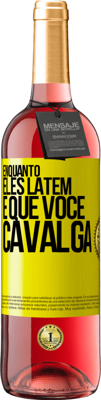 29,95 € Envio grátis | Vinho rosé Edição ROSÉ Enquanto eles latem é que você cavalga Etiqueta Amarela. Etiqueta personalizável Vinho jovem Colheita 2024 Tempranillo