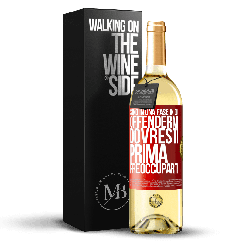 29,95 € Spedizione Gratuita | Vino bianco Edizione WHITE Sono in una fase in cui offendermi, dovresti prima preoccuparti Etichetta Rossa. Etichetta personalizzabile Vino giovane Raccogliere 2024 Verdejo