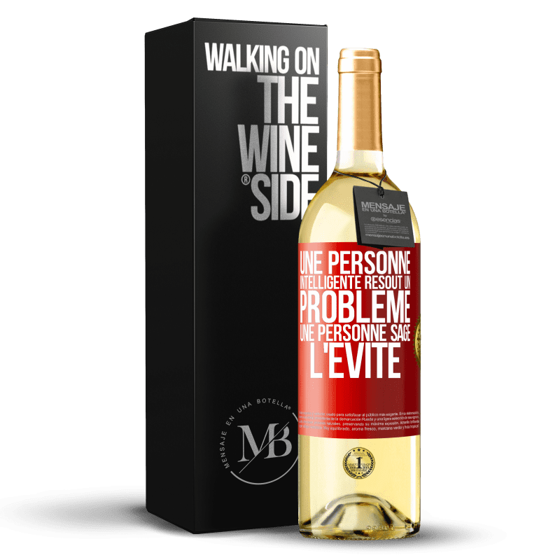 29,95 € Envoi gratuit | Vin blanc Édition WHITE Une personne intelligente résout un problème. Une personne sage l'évite Étiquette Rouge. Étiquette personnalisable Vin jeune Récolte 2025 Verdejo