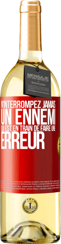 29,95 € Envoi gratuit | Vin blanc Édition WHITE N'interrompez jamais un ennemi qui est en train de faire une erreur Étiquette Rouge. Étiquette personnalisable Vin jeune Récolte 2025 Verdejo