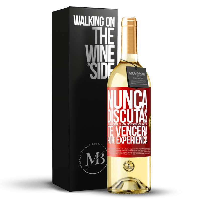 29,95 € Envío gratis | Vino Blanco Edición WHITE Nunca discutas con un estúpido. Te hará descender a su nivel y ahí te vencerá por experiencia Etiqueta Roja. Etiqueta personalizable Vino joven Cosecha 2024 Verdejo