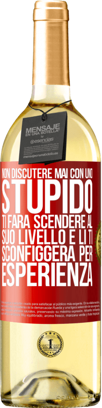 29,95 € | Vino bianco Edizione WHITE Non discutere mai con uno stupido. Ti farà scendere al suo livello e lì ti sconfiggerà per esperienza Etichetta Rossa. Etichetta personalizzabile Vino giovane Raccogliere 2024 Verdejo