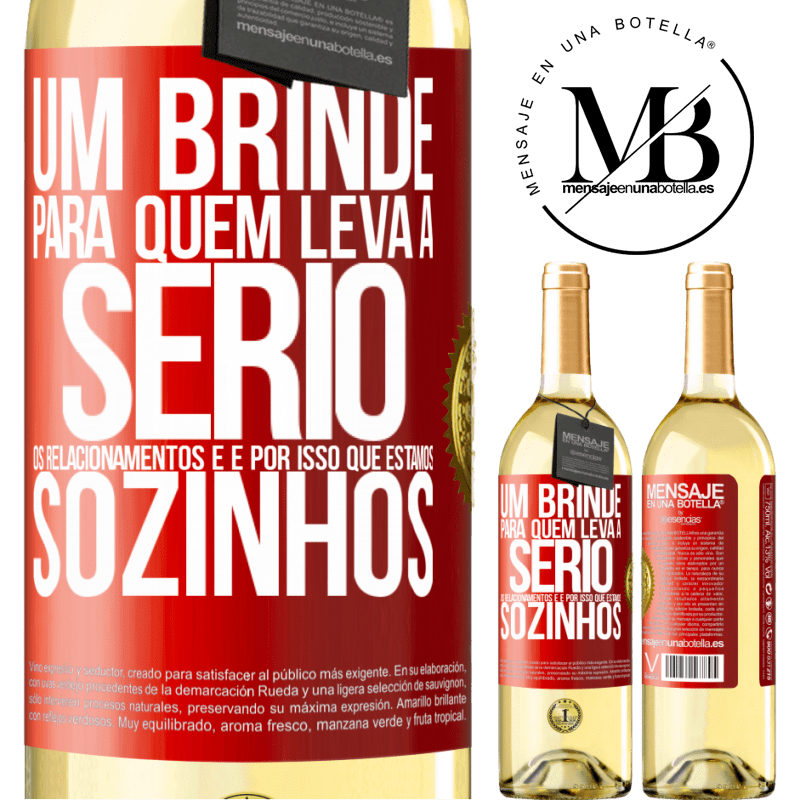 29,95 € Envio grátis | Vinho branco Edição WHITE Um brinde para quem leva a sério os relacionamentos e é por isso que estamos sozinhos Etiqueta Vermelha. Etiqueta personalizável Vinho jovem Colheita 2023 Verdejo