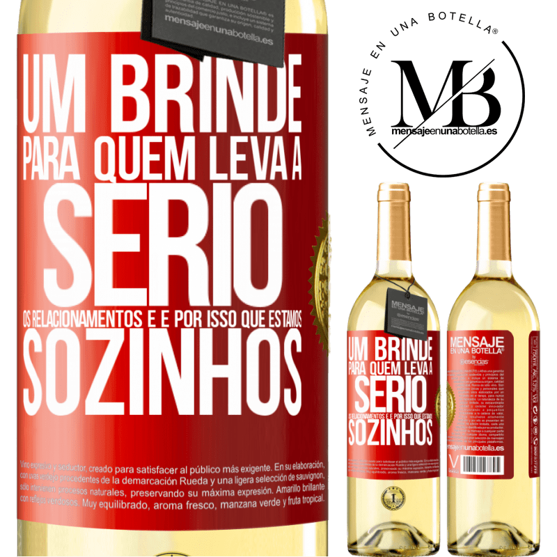 29,95 € Envio grátis | Vinho branco Edição WHITE Um brinde para quem leva a sério os relacionamentos e é por isso que estamos sozinhos Etiqueta Vermelha. Etiqueta personalizável Vinho jovem Colheita 2025 Verdejo