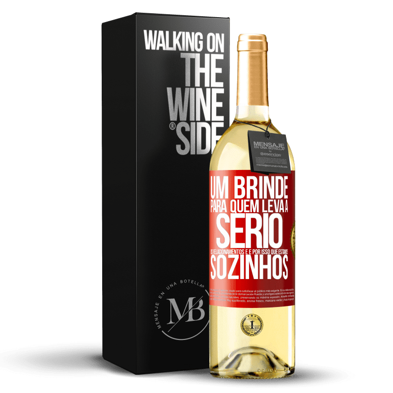 29,95 € Envio grátis | Vinho branco Edição WHITE Um brinde para quem leva a sério os relacionamentos e é por isso que estamos sozinhos Etiqueta Vermelha. Etiqueta personalizável Vinho jovem Colheita 2025 Verdejo
