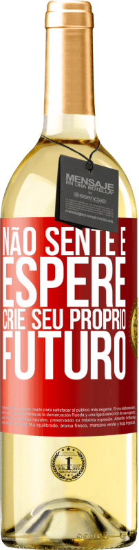 29,95 € Envio grátis | Vinho branco Edição WHITE Não sente e espere, crie seu próprio futuro Etiqueta Vermelha. Etiqueta personalizável Vinho jovem Colheita 2025 Verdejo