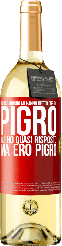 29,95 € | Vino bianco Edizione WHITE L'altro giorno mi hanno detto che ero pigro, gli ho quasi risposto, ma ero pigro Etichetta Rossa. Etichetta personalizzabile Vino giovane Raccogliere 2024 Verdejo