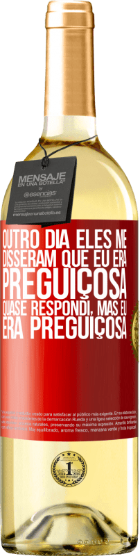 29,95 € | Vinho branco Edição WHITE Outro dia eles me disseram que eu era preguiçosa, quase respondi, mas eu era preguiçosa Etiqueta Vermelha. Etiqueta personalizável Vinho jovem Colheita 2024 Verdejo