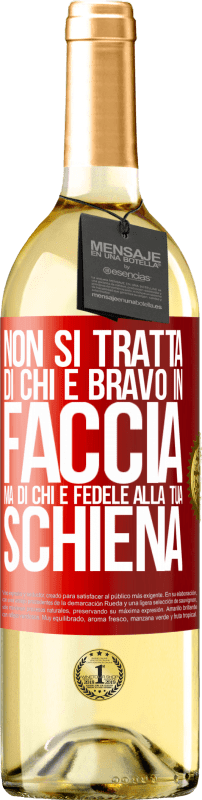 29,95 € | Vino bianco Edizione WHITE Non si tratta di chi è bravo in faccia, ma di chi è fedele alla tua schiena Etichetta Rossa. Etichetta personalizzabile Vino giovane Raccogliere 2024 Verdejo