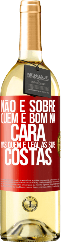 29,95 € Envio grátis | Vinho branco Edição WHITE Não é sobre quem é bom na cara, mas quem é leal às suas costas Etiqueta Vermelha. Etiqueta personalizável Vinho jovem Colheita 2025 Verdejo
