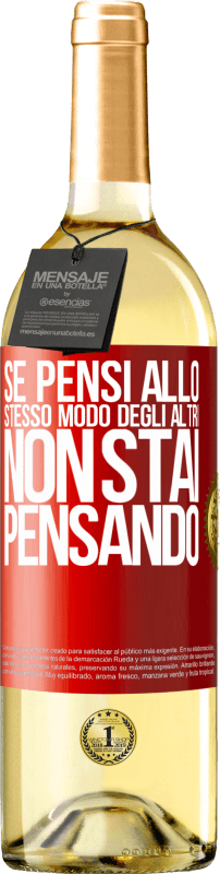 29,95 € Spedizione Gratuita | Vino bianco Edizione WHITE Se pensi allo stesso modo degli altri, non stai pensando Etichetta Rossa. Etichetta personalizzabile Vino giovane Raccogliere 2025 Verdejo
