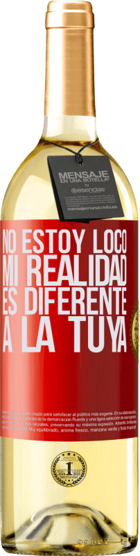 29,95 € Envío gratis | Vino Blanco Edición WHITE No estoy loco, mi realidad es diferente a la tuya Etiqueta Roja. Etiqueta personalizable Vino joven Cosecha 2024 Verdejo