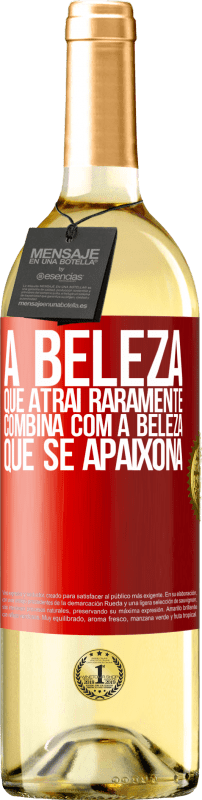 29,95 € Envio grátis | Vinho branco Edição WHITE A beleza que atrai raramente combina com a beleza que se apaixona Etiqueta Vermelha. Etiqueta personalizável Vinho jovem Colheita 2024 Verdejo