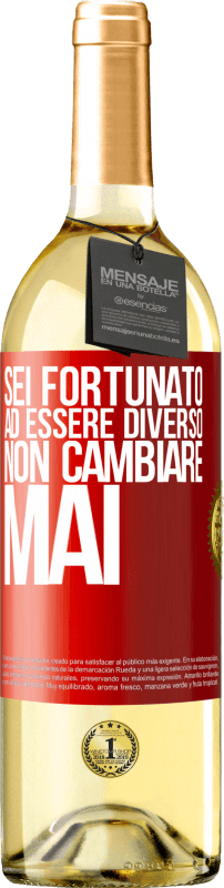 29,95 € | Vino bianco Edizione WHITE Sei fortunato ad essere diverso. Non cambiare mai Etichetta Rossa. Etichetta personalizzabile Vino giovane Raccogliere 2024 Verdejo