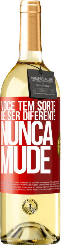 29,95 € | Vinho branco Edição WHITE Você tem sorte de ser diferente. Nunca mude Etiqueta Vermelha. Etiqueta personalizável Vinho jovem Colheita 2024 Verdejo