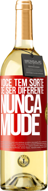 29,95 € Envio grátis | Vinho branco Edição WHITE Você tem sorte de ser diferente. Nunca mude Etiqueta Vermelha. Etiqueta personalizável Vinho jovem Colheita 2025 Verdejo