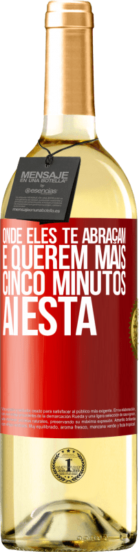 29,95 € Envio grátis | Vinho branco Edição WHITE Onde eles te abraçam e querem mais cinco minutos, aí está Etiqueta Vermelha. Etiqueta personalizável Vinho jovem Colheita 2024 Verdejo