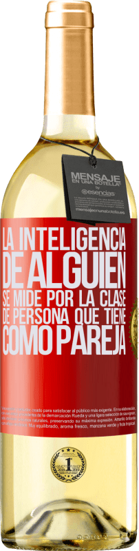 29,95 € Envío gratis | Vino Blanco Edición WHITE La inteligencia de alguien se mide por la clase de persona que tiene como pareja Etiqueta Roja. Etiqueta personalizable Vino joven Cosecha 2025 Verdejo