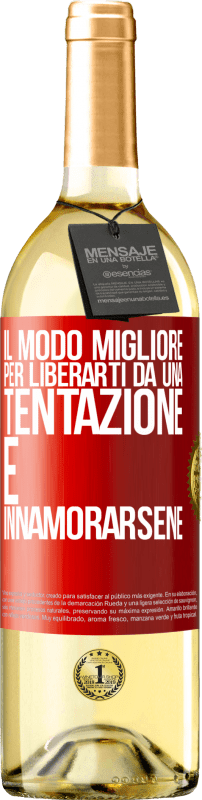 29,95 € | Vino bianco Edizione WHITE Il modo migliore per liberarti da una tentazione è innamorarsene Etichetta Rossa. Etichetta personalizzabile Vino giovane Raccogliere 2024 Verdejo