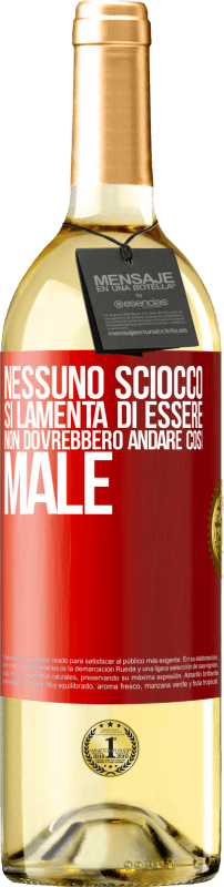 29,95 € | Vino bianco Edizione WHITE Nessuno sciocco si lamenta di essere. Non dovrebbero andare così male Etichetta Rossa. Etichetta personalizzabile Vino giovane Raccogliere 2024 Verdejo