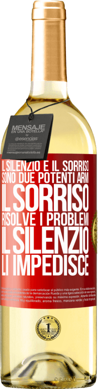 29,95 € | Vino bianco Edizione WHITE Il silenzio e il sorriso sono due potenti armi. Il sorriso risolve i problemi, il silenzio li impedisce Etichetta Rossa. Etichetta personalizzabile Vino giovane Raccogliere 2025 Verdejo