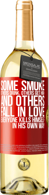 29,95 € | 白ワイン WHITEエディション いくつかの煙、他の人は飲む、他の人は高くなり、他の人は恋に落ちる。誰もが自分のやり方で自殺する 赤いタグ. カスタマイズ可能なラベル 若いワイン 収穫 2023 Verdejo