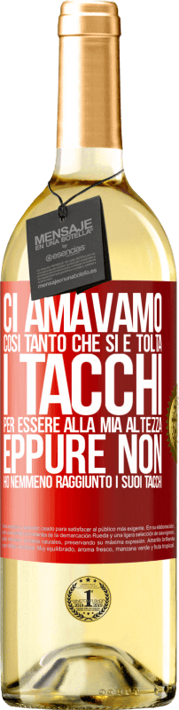 29,95 € Spedizione Gratuita | Vino bianco Edizione WHITE Ci amavamo così tanto che si è tolta i tacchi per essere alla mia altezza, eppure non ho nemmeno raggiunto i suoi tacchi Etichetta Rossa. Etichetta personalizzabile Vino giovane Raccogliere 2025 Verdejo