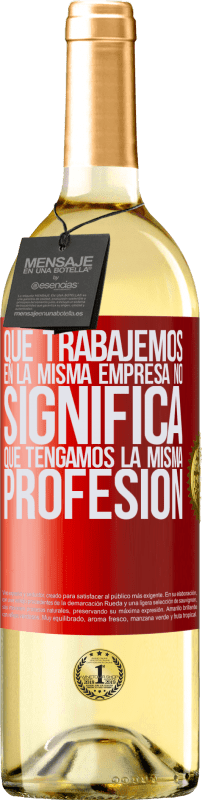 29,95 € Envío gratis | Vino Blanco Edición WHITE Que trabajemos en la misma empresa no significa que tengamos la misma profesión Etiqueta Roja. Etiqueta personalizable Vino joven Cosecha 2025 Verdejo