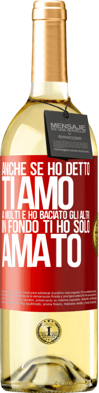 29,95 € Spedizione Gratuita | Vino bianco Edizione WHITE Anche se ho detto Ti amo a molti e ho baciato gli altri, in fondo ti ho solo amato Etichetta Rossa. Etichetta personalizzabile Vino giovane Raccogliere 2025 Verdejo