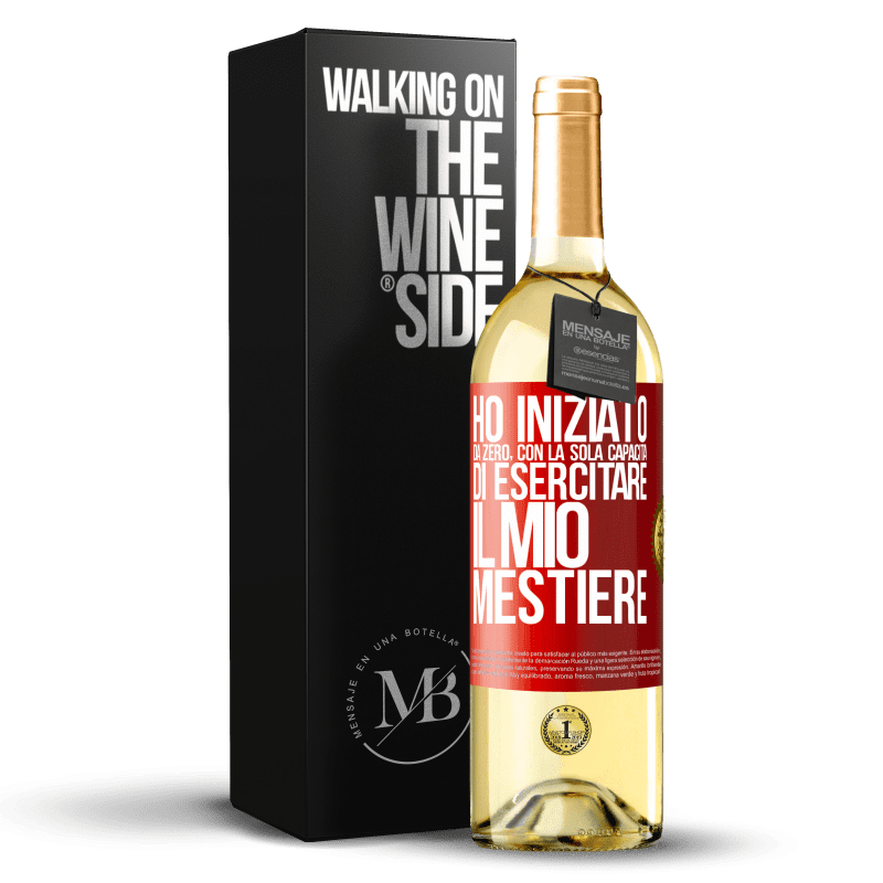 29,95 € Spedizione Gratuita | Vino bianco Edizione WHITE Ho iniziato da zero, con la sola capacità di esercitare il mio mestiere Etichetta Rossa. Etichetta personalizzabile Vino giovane Raccogliere 2024 Verdejo