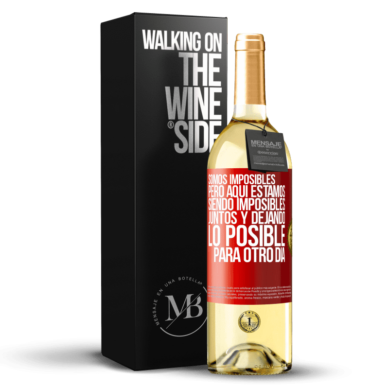29,95 € Envío gratis | Vino Blanco Edición WHITE Somos imposibles, pero aquí estamos, siendo imposibles juntos y dejando lo posible para otro día Etiqueta Roja. Etiqueta personalizable Vino joven Cosecha 2025 Verdejo