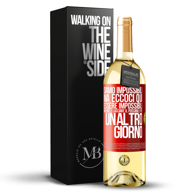 29,95 € Spedizione Gratuita | Vino bianco Edizione WHITE Siamo impossibili, ma eccoci qui, essere impossibili insieme e lasciare il possibile per un altro giorno Etichetta Rossa. Etichetta personalizzabile Vino giovane Raccogliere 2025 Verdejo