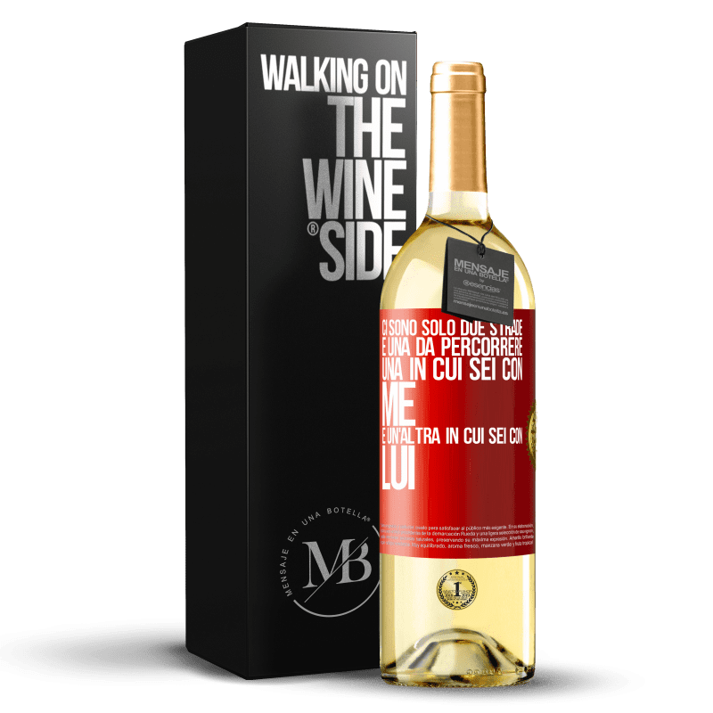 29,95 € Spedizione Gratuita | Vino bianco Edizione WHITE Ci sono solo due strade e una da percorrere, una in cui sei con me e un'altra in cui sei con lui Etichetta Rossa. Etichetta personalizzabile Vino giovane Raccogliere 2024 Verdejo