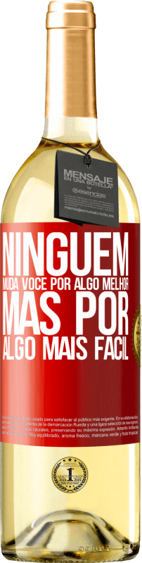 29,95 € Envio grátis | Vinho branco Edição WHITE Ninguém muda você por algo melhor, mas por algo mais fácil Etiqueta Vermelha. Etiqueta personalizável Vinho jovem Colheita 2025 Verdejo