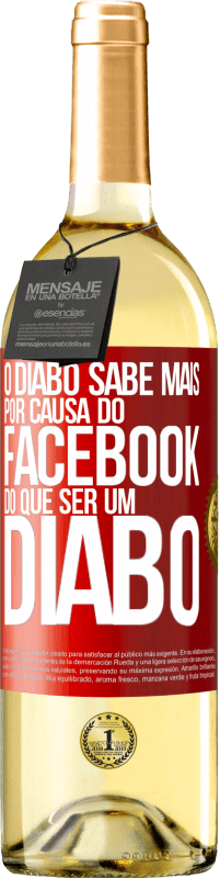 29,95 € Envio grátis | Vinho branco Edição WHITE O diabo sabe mais por causa do Facebook do que ser um diabo Etiqueta Vermelha. Etiqueta personalizável Vinho jovem Colheita 2024 Verdejo