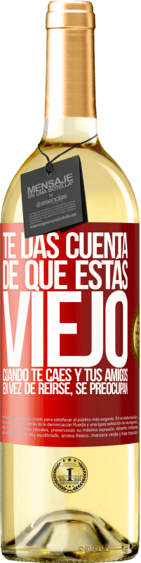 29,95 € | Vino Blanco Edición WHITE Te das cuenta de que estás viejo cuando te caes y tus amigos en vez de reírse, se preocupan Etiqueta Roja. Etiqueta personalizable Vino joven Cosecha 2024 Verdejo